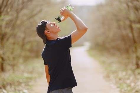 يمكنك تنشيط جسمك كل صباح من خلال الاستفادة من شرب الماء على الريق ، وذلك لأن الماء يعمل على تغذية الجسم والخلايا ويساعد على تحسين الهضم وتحسين عملية الامتصاص، كما يساعد أجهزة الجسم. 10 فوائد لـ شرب الماء على الريق | الرجل