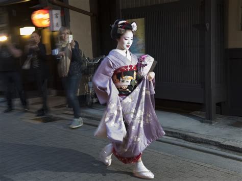 Kyoto Gion Geisha District Evening Walking Tour With English Speaking Guide Tours Activities