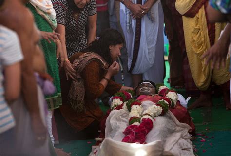 At A Funeral Pyre In India Anger Over A Shooting In Kansas The New York Times