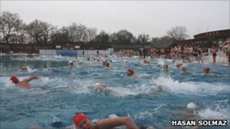 hundreds swim in hampstead heath s freezing waters bbc news