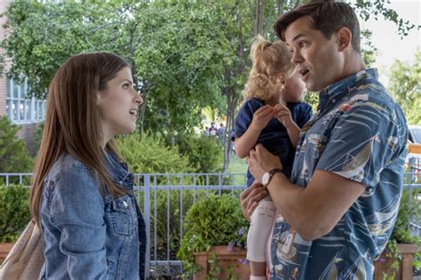 Stephanie es una joven madre bloguera de una ciudad pequeña cuya mejor amiga, la sofisticada emily, desaparece un día repentinamente. Un pequeño favor - Película - 2018 - Crítica | Reparto ...