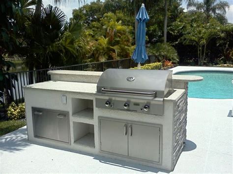 Barbecues et équipements de chauffage extérieur. Barbecue fixe fonctionnel et esthétique dans le jardin moderne