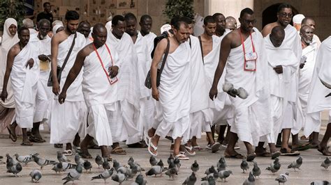 Hajj pilgrims perform final rituals in Mecca before heading to Mina