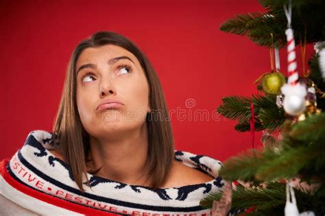 Tired Woman Versiert Kerstboom Op Rode Achtergrond Stock Foto Image Of Ontwerp Achtergrond