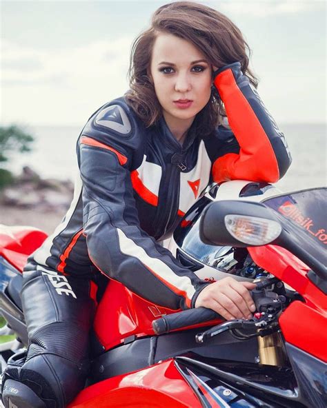 画像に含まれている可能性があるもの1人、座ってる、屋外、自然 Ducati Monster Motorbike Girl