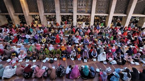 Ribuan Umat Muslim Berbuka Puasa Bersama Di Masjid Istiqlal