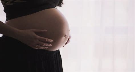Flujo Verdoso En El Embarazo Causas Consecuencias Síntomas Y Casos