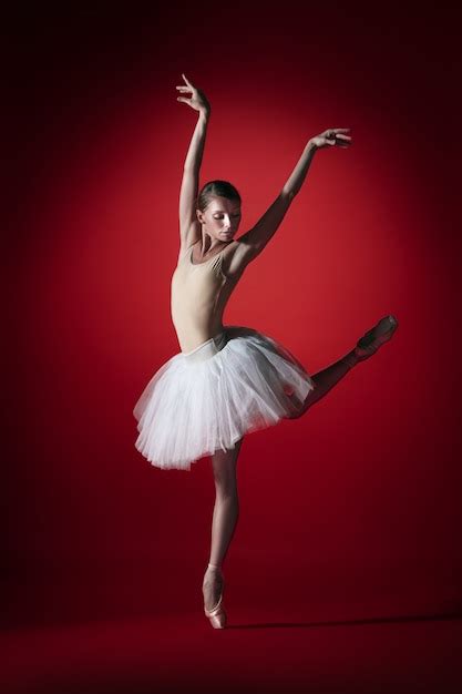 Joven Elegante Bailarina De Ballet Clásico O Bailarina Clásica Bailando