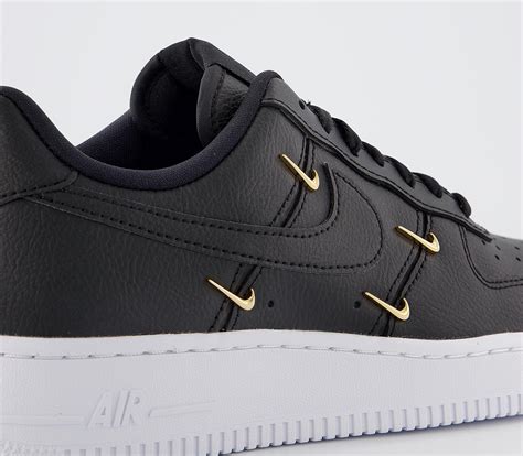 Der nike air force 1 entwickelte sich in den letzten jahrzehnten zu einem regelrechten klassiker. Nike Air Force 1 07 Black Black Metallic Gold Hyper Royal ...