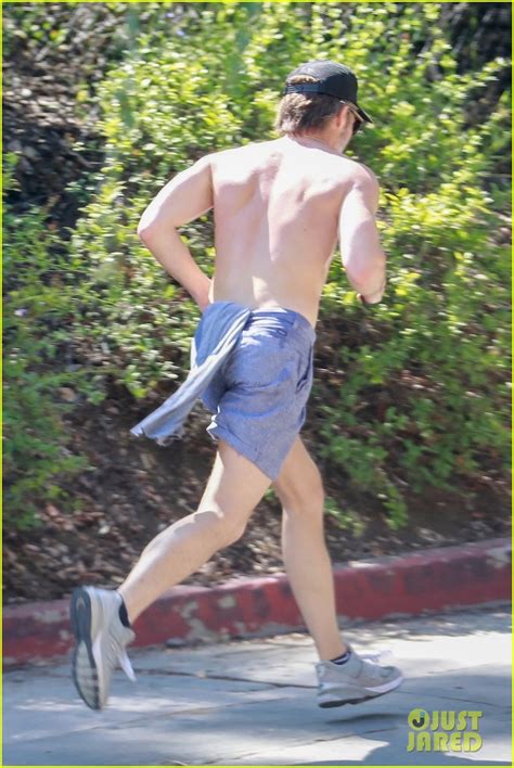 Chris Pine Goes Shirtless During A Friday Jog In La Photos Photo 4619205 Chris Pine