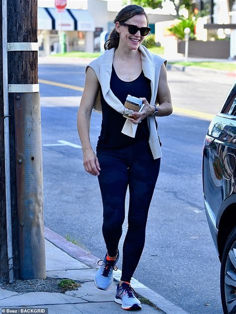 Jennifer Garner Flaunts Slim Figure In Exercise Gear During Outing With