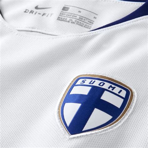 L'équipe de finlande de football est constituée par une sélection des meilleurs joueurs finlandais sous l'égide de la fédération de finlande de football. Maillot junior Finlande domicile 2018 sur Foot.fr