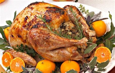 Actualmente el pavo está al alcance de cualquiera, y si no fuera porque lejos de la época navideña resulta difícil de encontrar, sería el asado ideal para cualquier ocasión festiva. Pavo asado a la naranja