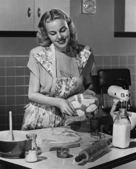 32 Photos Of Young Housewives From Between The 1940s And 1950s