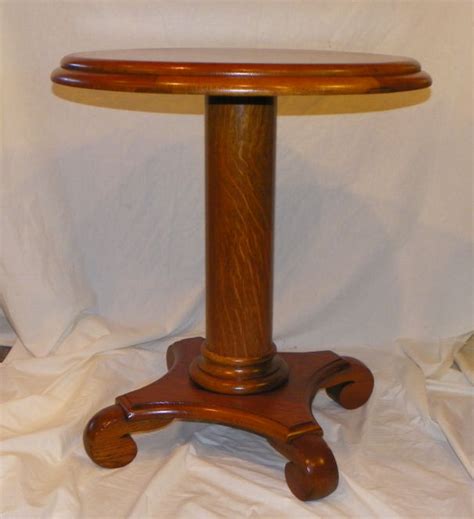 The solid oak is finished in a light lacquer which accentuates the natural grain and texture of the oak. Bargain John's Antiques | Antique solid Oak Lamp Table - round top - Bargain John's Antiques