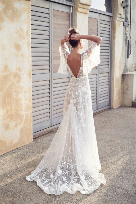 Just imagine, the blue sky, the white clouds, the beautiful ocean in the sunshine all eyes are on you, look and feel radiant in these special hawaiian beach wedding dresses. 5 Boho Chic Beach Wedding Dress Designers | Hawaii Wedding ...