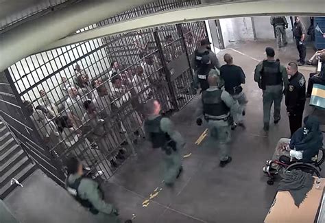 Cook County Jail Inmates Clap For Accused Cop Killer Video Chicago