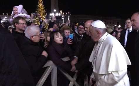 Guarda tutti i meme divertenti e scarica le altre gif animate di papa francesco sul sito. Tweet, battute, citazioni e metafore: "Bergoglio ...