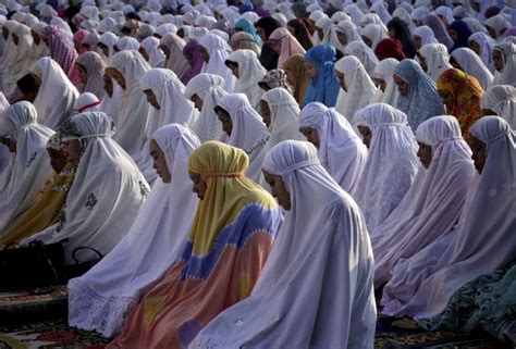 Shalat tarawih merupakan ibadah sunnah, yang sering dikerjakkan oleh umat muslim pada saat bulan ramadhan tiba. Solat Tarawih Buat Kaum Wanita, Lakukannya Di Rumah Sahaja ...