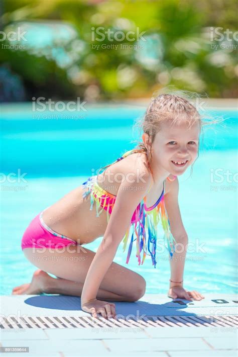 Gadis Kecil Yang Menggemaskan Aktif Di Kolam Renang Luar Ruangan Siap Berenang Foto Stok Unduh