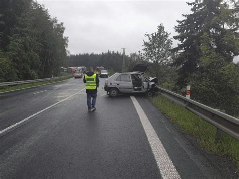 Dvaasedmdesátiletý řidič z karlovarska se musí asi hodně proklínat. Karlovy Vary: Včerejší tragická nehoda | ZPRÁVY ...