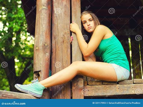 Adolescente Sasseyant Dans La Nature Image Stock Image Du Playground