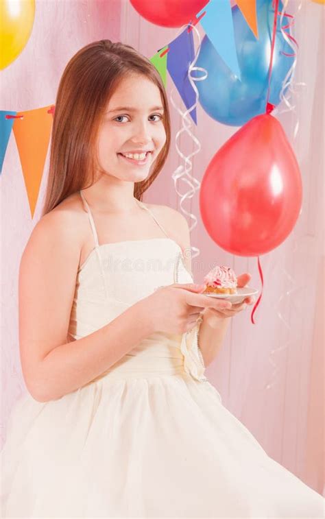 Młoda Dziewczyna Świętuje Urodziny Ii Obraz Stock Obraz Złożonej Z Lodowacenie świeczka 40943881