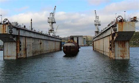 Paling kentara ciri pempek kapal selam adalah adanya telur di bagian dalamnya. Kini Giliran Kapal Selam Rusia Tenggelam