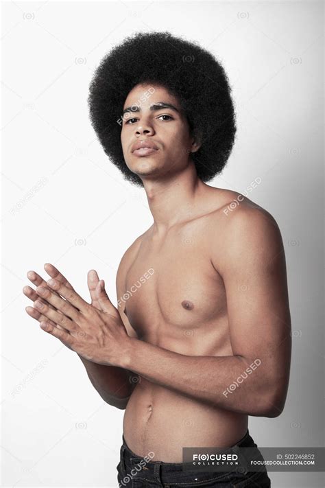 Junger Selbstbewusster Schwarzer Mann Mit Sixpack Bauch Und Afro Frisur Blickt In Die Kamera Auf