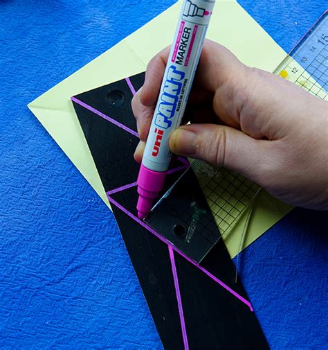 Separate the two pieces of the pencil box, sliding the inner box gently out from the outer sleeve. Decorate a wooden pencil box with uni-PAINT markers | uni-ball
