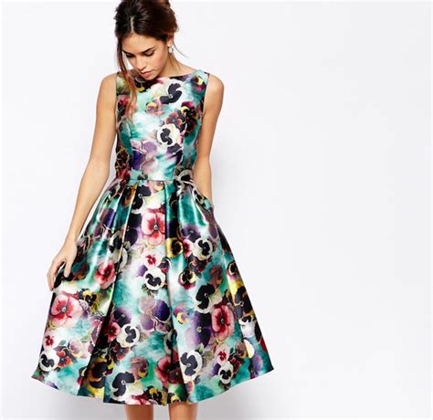 Si vous êtes demoiselle d'honneur ou jouer un rôle important dans la cérémonie, il vous faut opter pour une robe fleurie longue. Témoin de mariage : idées de tenues avec une robe à fleurs ...