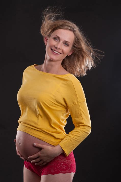 Glowing Pregnant Mother ‹ Photographer Anaïs Chaine