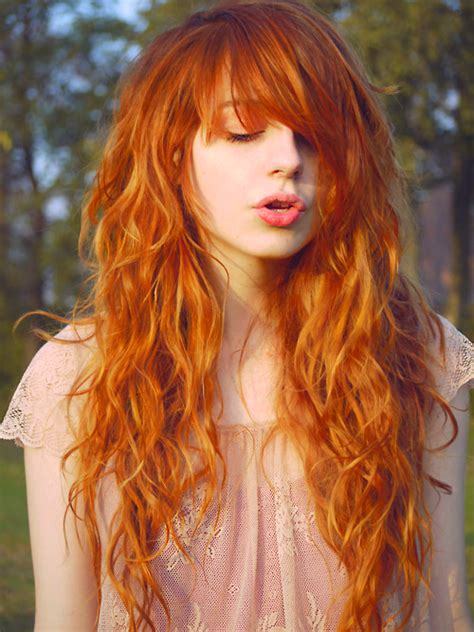Los reflejos sobre el cabello natural serán una de las técnicas más pedidas en los salones debido a que aporta brillo de una manera natural al cabello. Color de pelo 2014