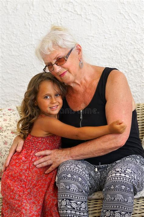 Oma Erzähle Mir Von Deiner Jugend Stockbild Bild von erwachsener enkelkind