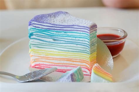 Milchkaffee, kakao, tee sowie softdrinks und frischen kuchen im zentrum an. Regenbogen-Crêpe-Kuchen Rezept - WOMZ | Rezept | Kuchen ...
