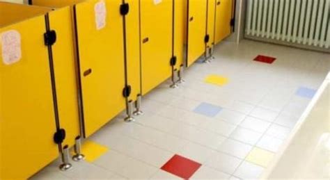Una vacanza sessuale filmata per noi. Sesso nei bagni della scuola tra compagni di classe ...