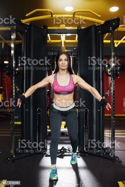 Wanita Muda Atletik Melakukan Latihan Di Dada Di Crossover Di Gym Foto Stok Unduh Gambar
