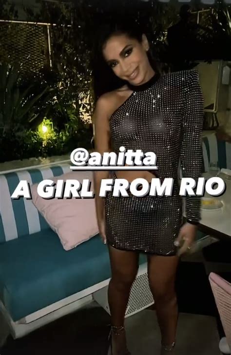 Anitta Usa Look Ousado E Surge Com Os Seios Mostra Em Festa De Girl From Rio Not Cias Da Tv