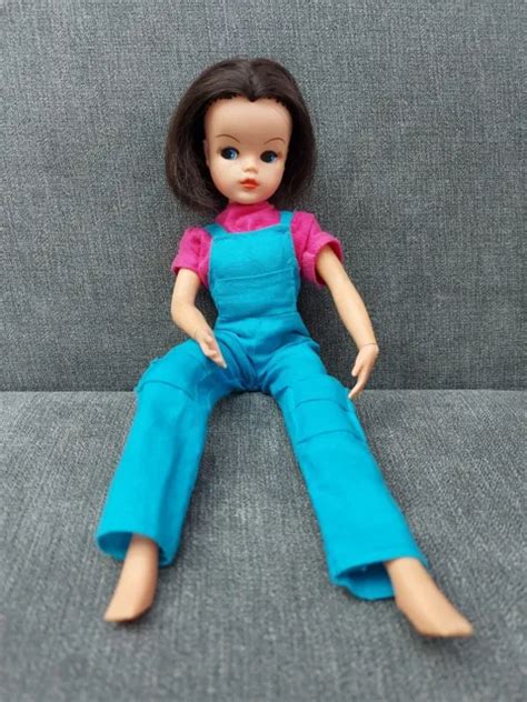 Sindy Doll Vintage Pedigree 1982 Active Brunette ~ Girl Friday Outfit