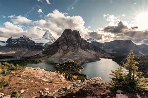 Premium Photo Mount Assiniboine With Lake In Autumn Forest On Nublet