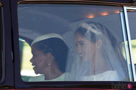 meghan markle y su madre doria ragland en el coche antes de la ceremonia boda del príncipe