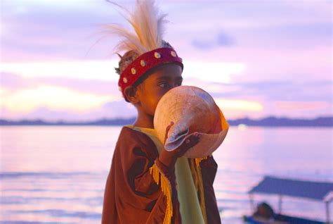 Triton Alat Musik Tiup Kerang Khas Papua Barat Traverse Id