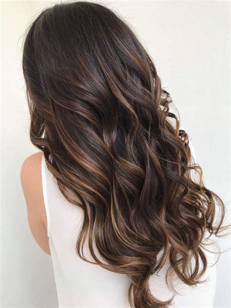 Quando vai per applicare la tinta in modo uniforme è consigliabile applicarla a un pollice di distanza dal cuoio capelluto e procedere verso le estremità. Come schiarire i capelli tinti con la tecnica Degradé ...