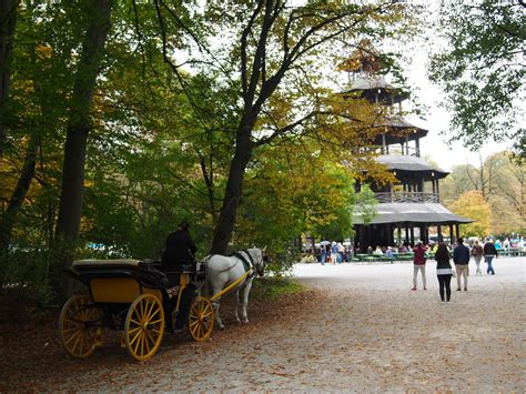 And one of jewels in each city's crown is a park. Im Englischen Garten in München | Englischer garten ...