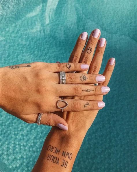 69 Tatuajes En Los Dedos Para Chicas Que Te Encantarán