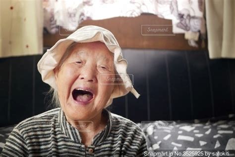 笑顔の素敵なおばあちゃんの写真・画像素材 3525925 Snapmart（スナップマート）