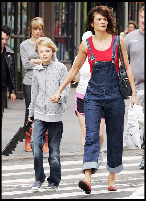 Photo Helena Christensen Et Son Fils Mingus Reedus à New York Le 31 Octobre 2009 Purepeople