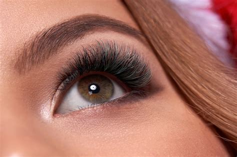 tiro macro linda de olhos femininos com cílios longos extremos e maquiagem delineador preto