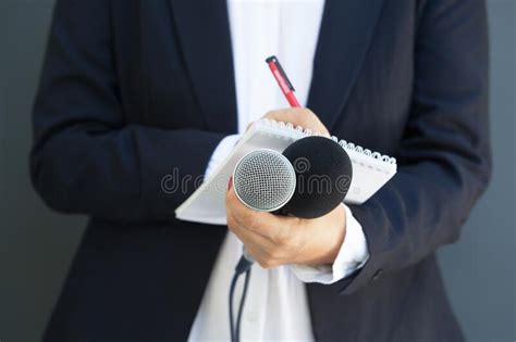 De persconferentie is hier te beluisteren. Vrouwelijke Verslaggever Of Journalist Bij Persconferentie ...