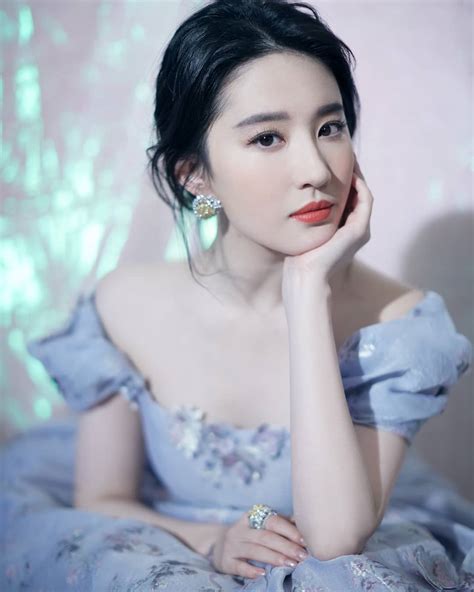Lahir Di Wuhan Ini 10 Pesona Liu Yifei Pemeran Utama Film Mulan